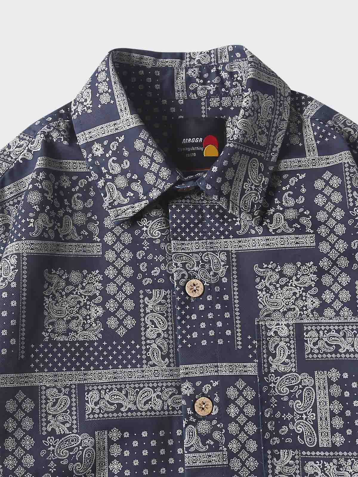 長袖シャツの民族風プリントのクローズアップ。幾何学的な形と自然要素の組み合わせが、古代文化への現代的な解釈と伝統への敬意を示しています。