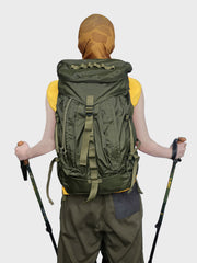 詳細画像: 調整ベルトとトップのドローストリングデザインの詳細画像
モデル画像: アウトドアで使用しているバックパックのシーン