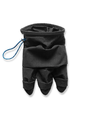 製品画像：悪龍の爪にインスパイアされた怪獣風デザインのアウトドア用ベルトバッグ。高密度ナイロンとカーフレザー素材で、耐久性と防水性を兼ね備え、クライミングやサイクリングに最適。

詳細画像：怪獣風ベルトバッグのドローストリング開閉部とカーフレザーの補強部分。高密度ナイロンとカーフレザーの素材感を強調し、耐久性の高いアウトドア仕様。