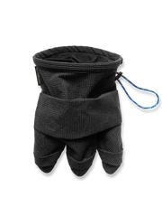 製品画像：悪龍の爪にインスパイアされた怪獣風デザインのアウトドア用ベルトバッグ。高密度ナイロンとカーフレザー素材で、耐久性と防水性を兼ね備え、クライミングやサイクリングに最適。

詳細画像：怪獣風ベルトバッグのドローストリング開閉部とカーフレザーの補強部分。高密度ナイロンとカーフレザーの素材感を強調し、耐久性の高いアウトドア仕様。