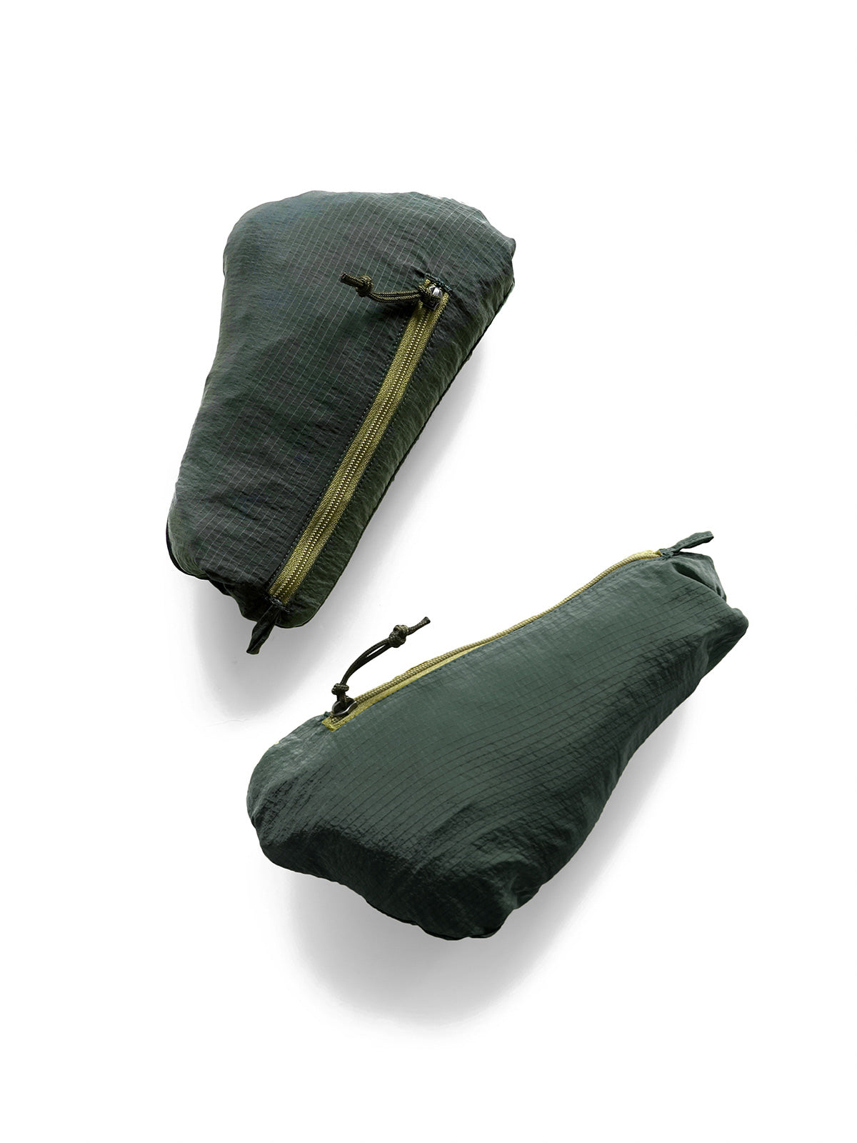 製品画像：超軽量ナイロン アウトドア ウィンドシェルの正面画像です。撥水加工が施されたデザインです。

詳細画像：超軽量ナイロン ウィンドシェルの撥水加工部分の詳細画像です。水滴を弾く様子が確認できます。