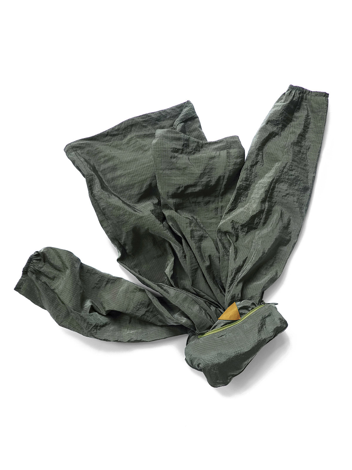 製品画像：超軽量ナイロン アウトドア ウィンドシェルの正面画像です。撥水加工が施されたデザインです。

詳細画像：超軽量ナイロン ウィンドシェルの撥水加工部分の詳細画像です。水滴を弾く様子が確認できます。