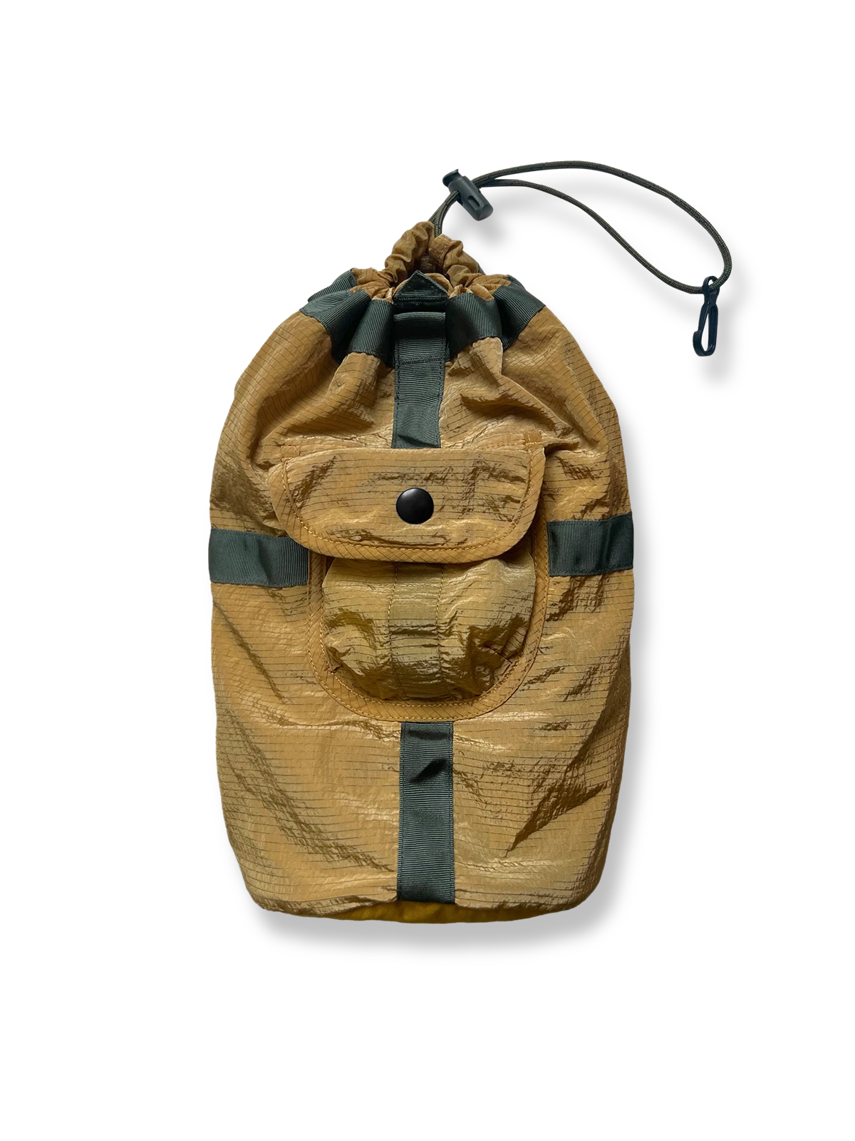 製品画像：リメイク軽量メッシュナイロン アウトドア収納バッグの正面画像です。機能的かつ軽量なデザインが特長です。

詳細画像：収納バッグのスナップポケットとドローストリング部分の詳細画像です。小物収納と素早い取り出しが可能なデザインです。