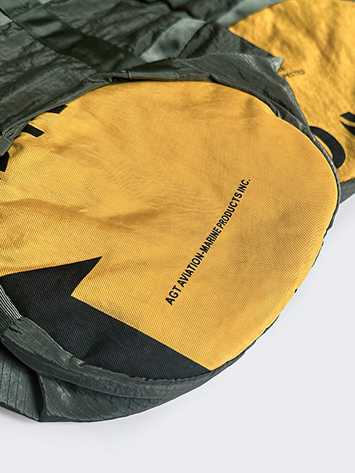 製品画像：リメイク軽量メッシュナイロン アウトドア収納バッグの正面画像です。機能的かつ軽量なデザインが特長です。

詳細画像：収納バッグのスナップポケットとドローストリング部分の詳細画像です。小物収納と素早い取り出しが可能なデザインです。