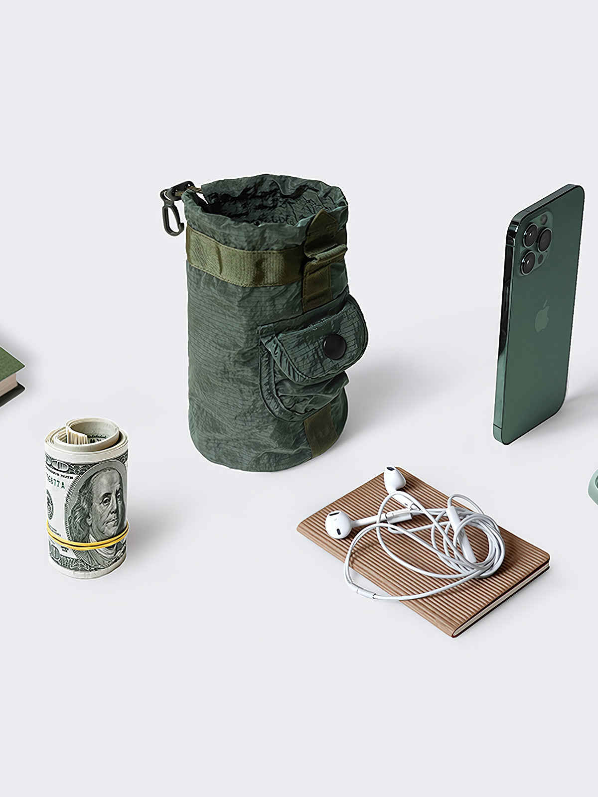 製品画像：リメイク軽量メッシュナイロン アウトドア収納バッグの正面画像です。機能的かつ軽量なデザインが特長です。

詳細画像：収納バッグのスナップポケットとドローストリング部分の詳細画像です。小物収納と素早い取り出しが可能なデザインです。