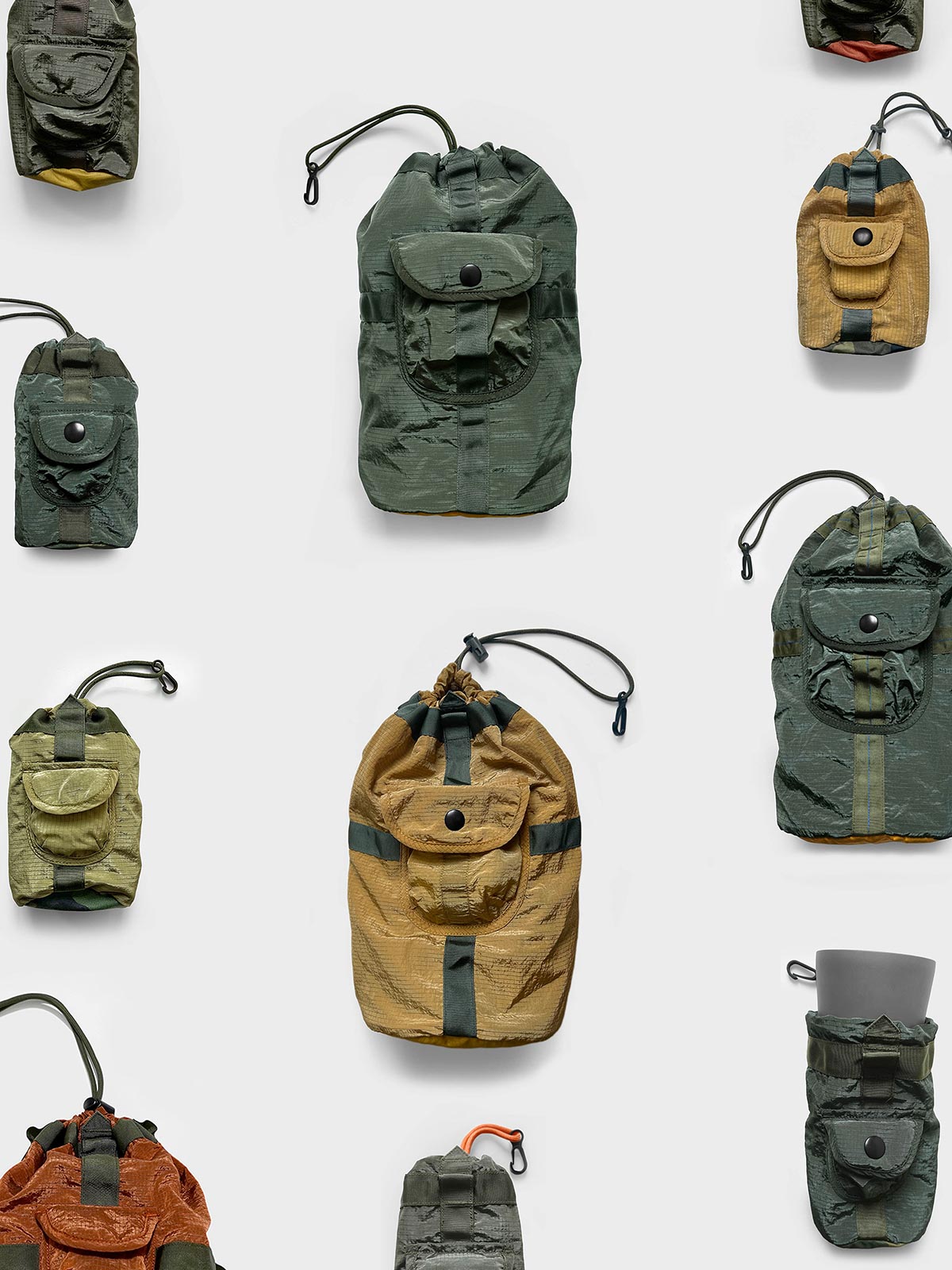 製品画像：リメイク軽量メッシュナイロン アウトドア収納バッグの正面画像です。機能的かつ軽量なデザインが特長です。

詳細画像：収納バッグのスナップポケットとドローストリング部分の詳細画像です。小物収納と素早い取り出しが可能なデザインです。