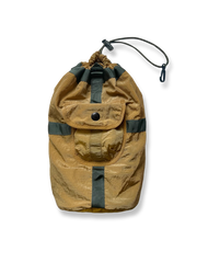 製品画像：リメイク軽量メッシュナイロン アウトドア収納バッグの正面画像です。機能的かつ軽量なデザインが特長です。

詳細画像：収納バッグのスナップポケットとドローストリング部分の詳細画像です。小物収納と素早い取り出しが可能なデザインです。