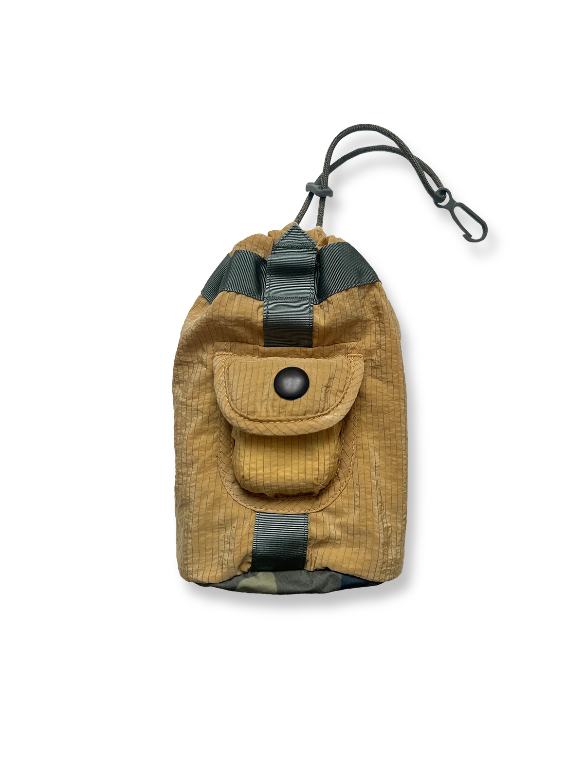 製品画像：リメイク軽量メッシュナイロン アウトドア収納バッグの正面画像です。機能的かつ軽量なデザインが特長です。

詳細画像：収納バッグのスナップポケットとドローストリング部分の詳細画像です。小物収納と素早い取り出しが可能なデザインです。