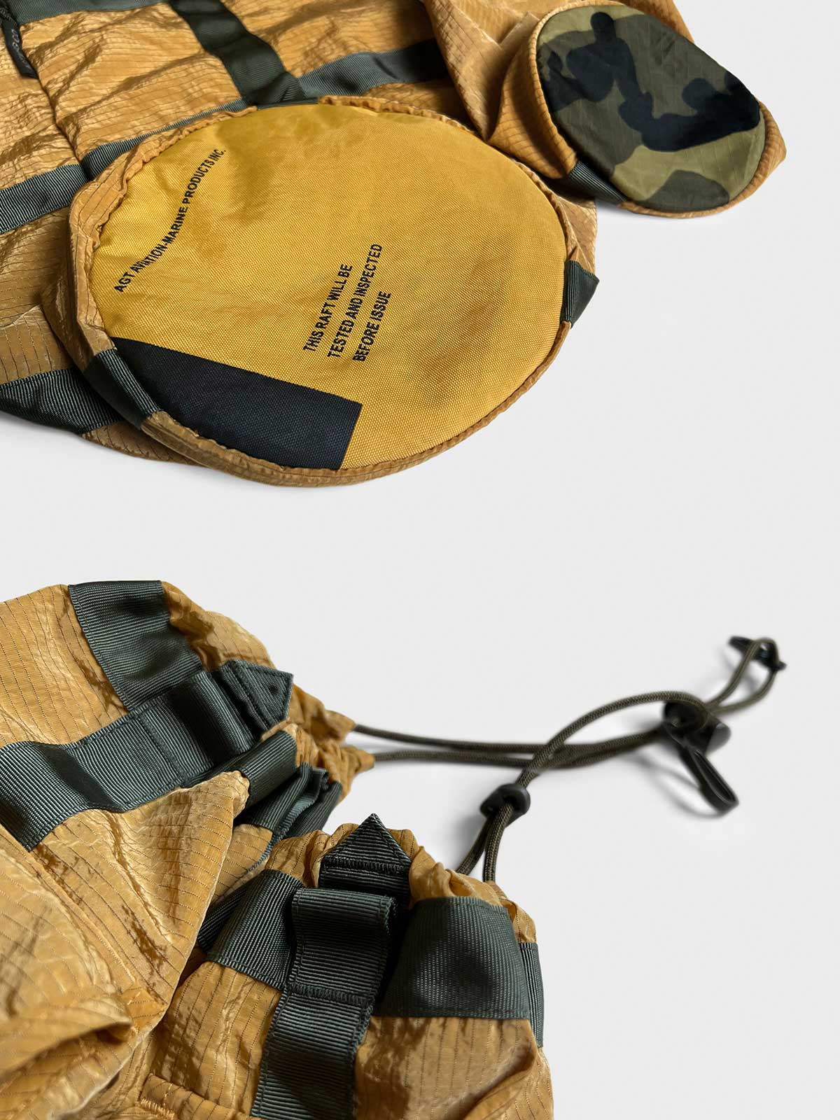 製品画像：リメイク軽量メッシュナイロン アウトドア収納バッグの正面画像です。機能的かつ軽量なデザインが特長です。

詳細画像：収納バッグのスナップポケットとドローストリング部分の詳細画像です。小物収納と素早い取り出しが可能なデザインです。