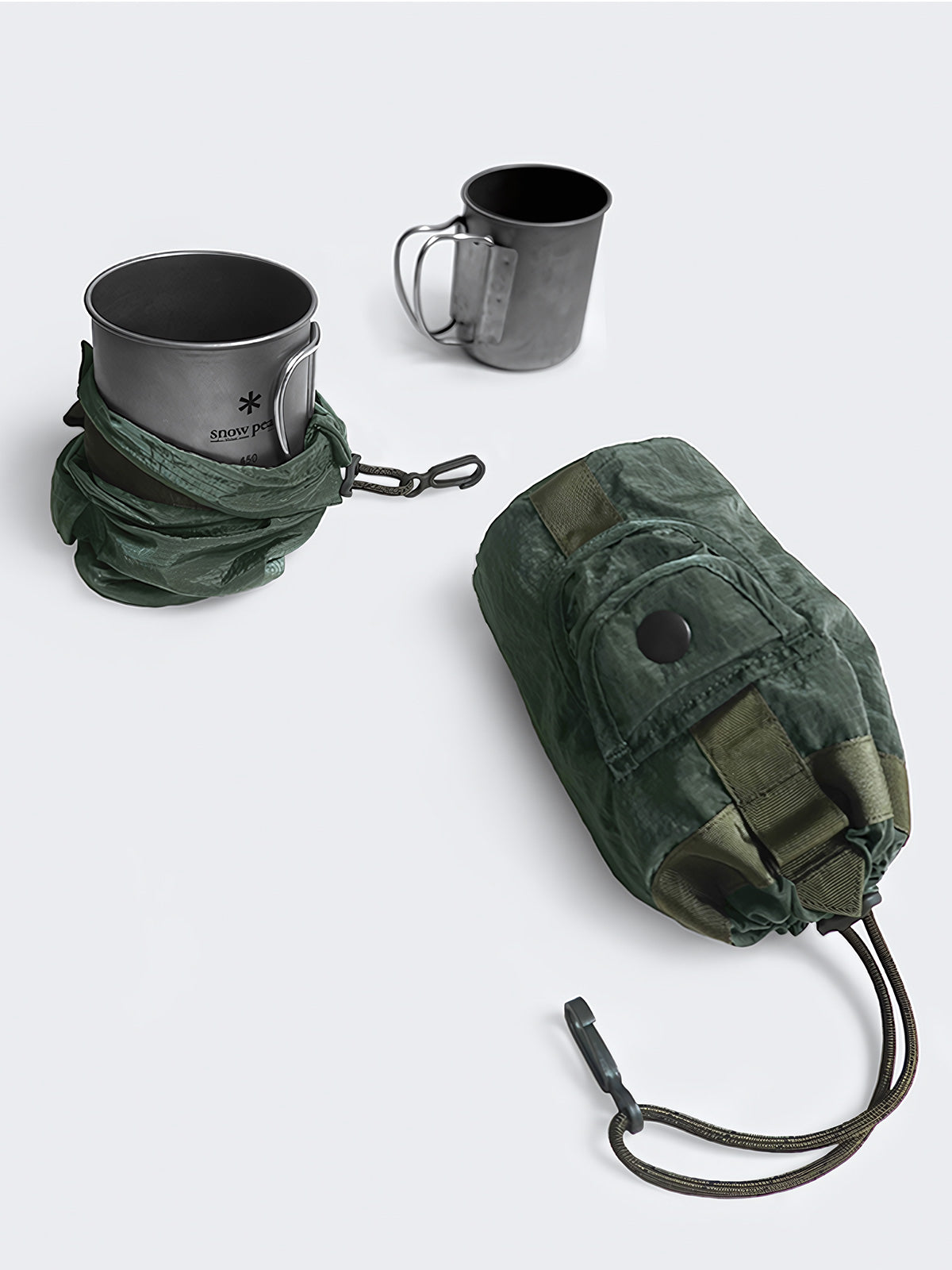 製品画像：リメイク軽量メッシュナイロン アウトドア収納バッグの正面画像です。機能的かつ軽量なデザインが特長です。

詳細画像：収納バッグのスナップポケットとドローストリング部分の詳細画像です。小物収納と素早い取り出しが可能なデザインです。