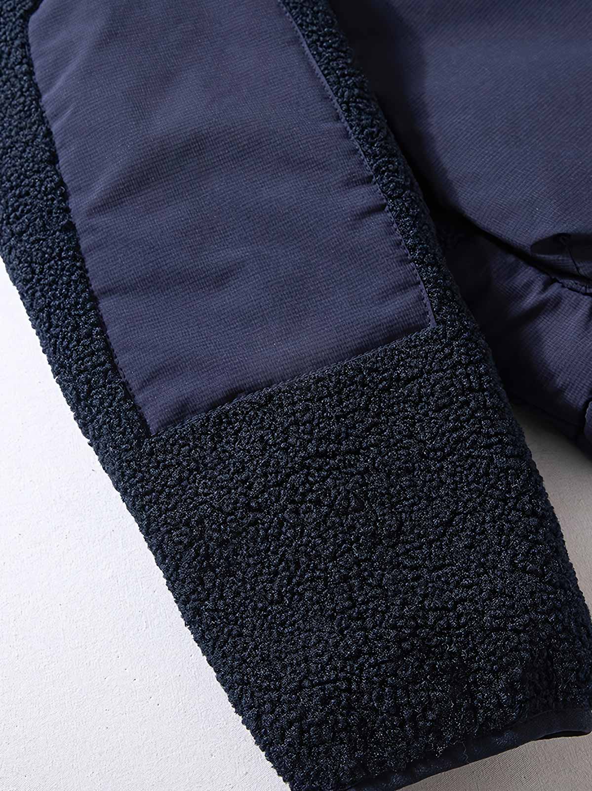 製品画像
「フェイクシープスキン素材とダイヤ柄キルティング裏地のパッチワークデザイン、ノーカラージャケットで洗練されたトレンド感を演出」

詳細画像
「柔らかく繊細なフェイクシープスキン素材、均一な中綿配置で型崩れしにくいダイヤ柄キルティング裏地、機能的なポケットと袖のパッチ刺繍デザイン」