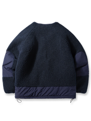 製品画像
「フェイクシープスキン素材とダイヤ柄キルティング裏地のパッチワークデザイン、ノーカラージャケットで洗練されたトレンド感を演出」

詳細画像
「柔らかく繊細なフェイクシープスキン素材、均一な中綿配置で型崩れしにくいダイヤ柄キルティング裏地、機能的なポケットと袖のパッチ刺繍デザイン」