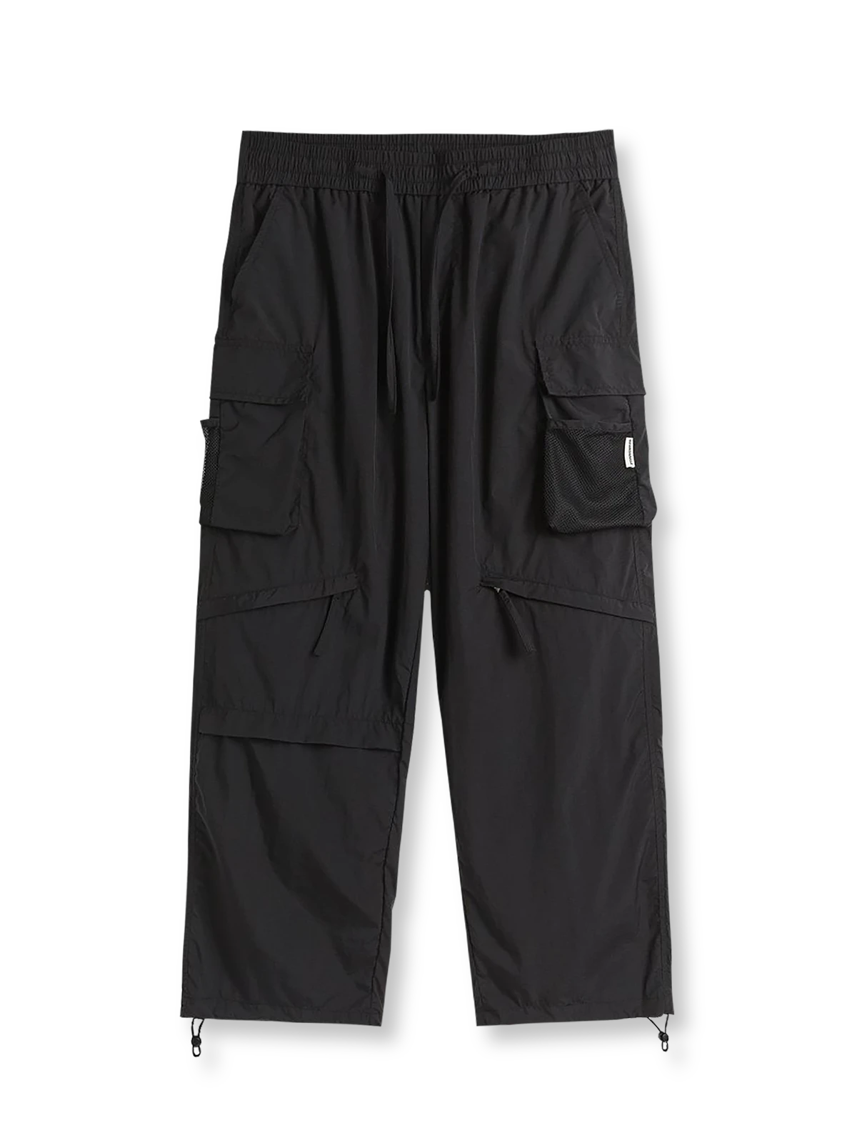 製品画像:
「多ポケット ワークスタイル ロングパンツの正面全体展示図。クラシックなワークデザインとルーズフィットシルエットが特徴で、軽量で耐久性のあるナイロン素材を採用。日常使いにもアウトドアにも最適な実用的アイテム。」

詳細画像:
「多ポケット ワークスタイル ロングパンツのディテール。複数の大容量ポケットや、ウエストと裾に搭載されたドローコードをクローズアップ。シルエット調整が可能で、機能性とデザイン性を兼ね備えたディテール写真。」