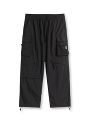 製品画像:
「多ポケット ワークスタイル ロングパンツの正面全体展示図。クラシックなワークデザインとルーズフィットシルエットが特徴で、軽量で耐久性のあるナイロン素材を採用。日常使いにもアウトドアにも最適な実用的アイテム。」

詳細画像:
「多ポケット ワークスタイル ロングパンツのディテール。複数の大容量ポケットや、ウエストと裾に搭載されたドローコードをクローズアップ。シルエット調整が可能で、機能性とデザイン性を兼ね備えたディテール写真。」