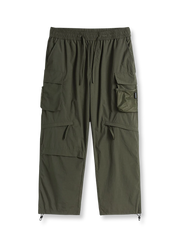 製品画像:
「多ポケット ワークスタイル ロングパンツの正面全体展示図。クラシックなワークデザインとルーズフィットシルエットが特徴で、軽量で耐久性のあるナイロン素材を採用。日常使いにもアウトドアにも最適な実用的アイテム。」

詳細画像:
「多ポケット ワークスタイル ロングパンツのディテール。複数の大容量ポケットや、ウエストと裾に搭載されたドローコードをクローズアップ。シルエット調整が可能で、機能性とデザイン性を兼ね備えたディテール写真。」