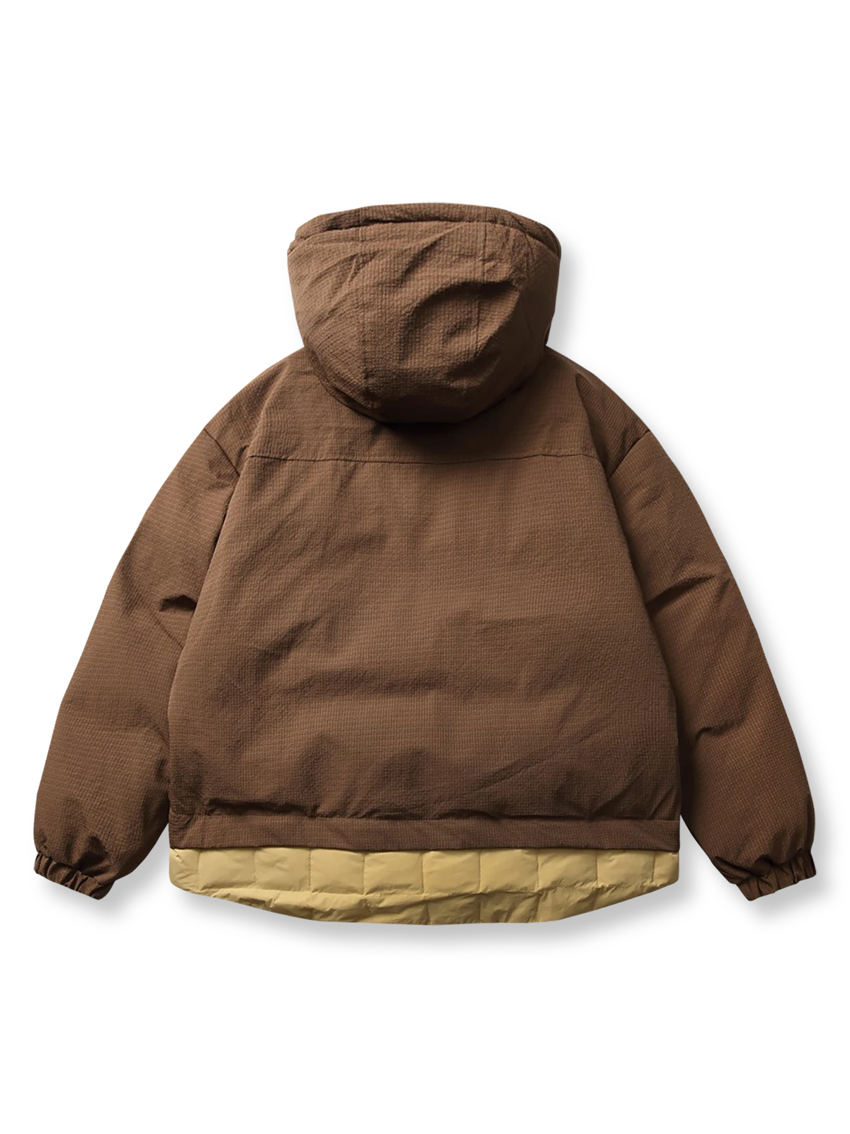 製品画像:
「立体ポケットとレイヤード風デザインを採用したフード付き中綿ジャケットの正面全体展示図。厚手生地と中綿裏地により抜群の保温性を提供し、ルーズフィットシルエットが防風性と快適さを両立。冬のアウトドアや通勤に最適な一着。」

詳細画像:
「フード付き中綿ジャケットのディテールクローズアップ。立体ポケットのデザインや、裾部分に施されたダブルレイヤーディテール、防風性能を高めるゴム仕様の袖口が特徴。」
