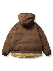 製品画像:
「立体ポケットとレイヤード風デザインを採用したフード付き中綿ジャケットの正面全体展示図。厚手生地と中綿裏地により抜群の保温性を提供し、ルーズフィットシルエットが防風性と快適さを両立。冬のアウトドアや通勤に最適な一着。」

詳細画像:
「フード付き中綿ジャケットのディテールクローズアップ。立体ポケットのデザインや、裾部分に施されたダブルレイヤーディテール、防風性能を高めるゴム仕様の袖口が特徴。」
