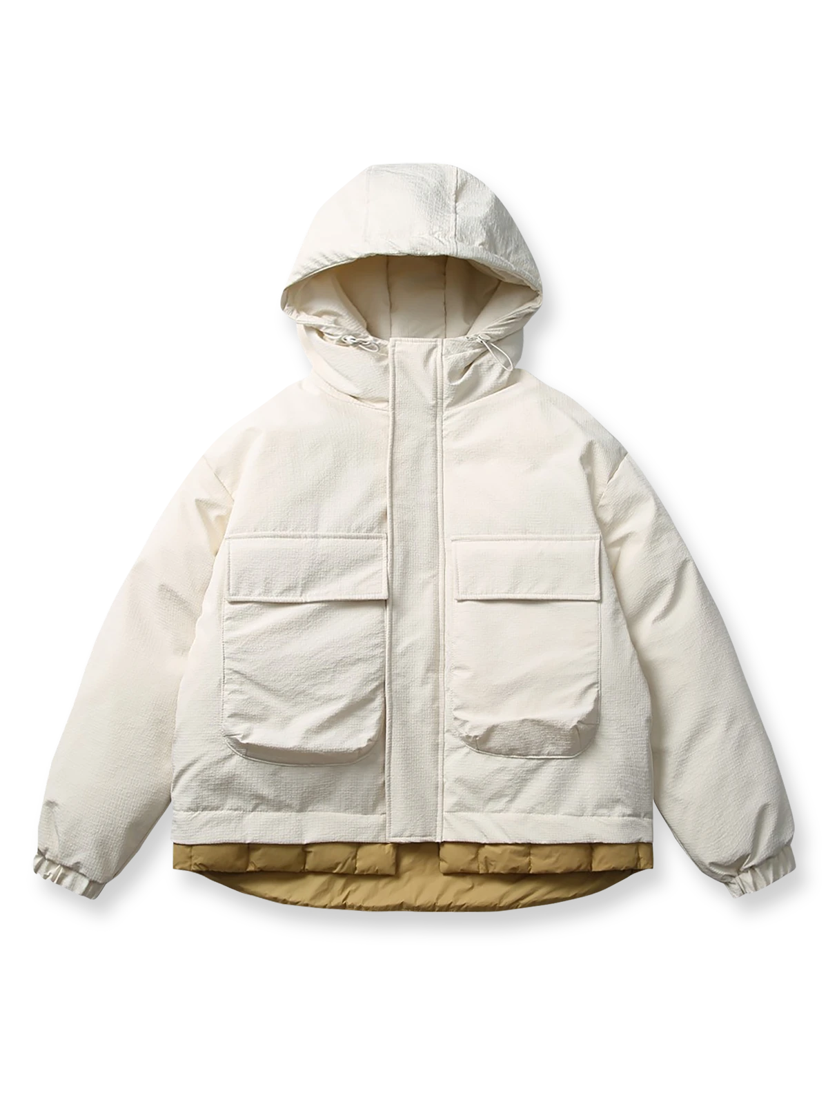 製品画像:
「立体ポケットとレイヤード風デザインを採用したフード付き中綿ジャケットの正面全体展示図。厚手生地と中綿裏地により抜群の保温性を提供し、ルーズフィットシルエットが防風性と快適さを両立。冬のアウトドアや通勤に最適な一着。」

詳細画像:
「フード付き中綿ジャケットのディテールクローズアップ。立体ポケットのデザインや、裾部分に施されたダブルレイヤーディテール、防風性能を高めるゴム仕様の袖口が特徴。」
