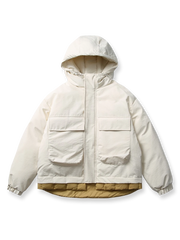 製品画像:
「立体ポケットとレイヤード風デザインを採用したフード付き中綿ジャケットの正面全体展示図。厚手生地と中綿裏地により抜群の保温性を提供し、ルーズフィットシルエットが防風性と快適さを両立。冬のアウトドアや通勤に最適な一着。」

詳細画像:
「フード付き中綿ジャケットのディテールクローズアップ。立体ポケットのデザインや、裾部分に施されたダブルレイヤーディテール、防風性能を高めるゴム仕様の袖口が特徴。」
