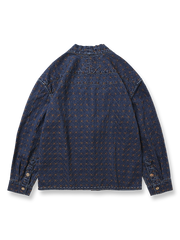 製品画像
「刺し子刺繍 はんてん風 デニムジャケットの正面全体図。日本の伝統技法である刺し子刺繍を採用し、和風はんてんスタイルとモダンなデザインが融合。高品質なインディゴデニム素材で耐久性と快適さを両立し、ヴィンテージ感あふれるタイムレスな一着。」

詳細画像
「刺し子刺繍 はんてん風 デニムジャケットのディテール特写。緻密に施された刺し子刺繍模様が職人技を際立たせ、天然貝ボタンがデザインの洗練されたアクセントに。落ち着いたインディゴデニムの色合いが、伝統美と現代的な要素を引き立てている。」