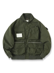 製品画像
「アシンメトリーデザインの多ポケットキャンプワークジャケット全体の展示図。クラシックなフィッシングジャケットとワークスタイルが融合したデザインで、ユニークなアシンメトリーデザインが実用性と個性を強調。防撥水機能を備えたポリエステルとコットン混紡生地を使用し、快適な着心地を提供します。」

詳細画像
「胸元のロゴ刺繍とアシンメトリーな多機能ポケットのディテール特写。YKKカスタムジッパーとロゴ入りスナップボタンが、高品質のディテールを引き立て、機能性とスタイルを両立させています。ダブルレイヤーのリブ編みが施され、袖口と裾のフィット感と耐久性を向上させています。」
