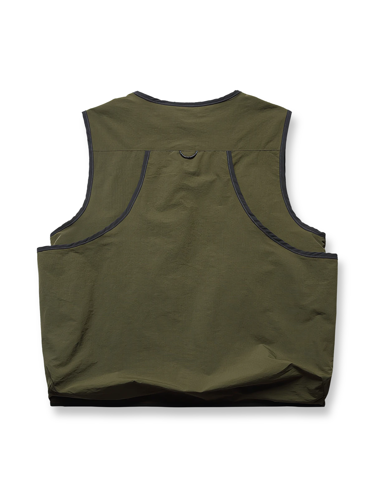 製品画像
「渓流釣り用の多機能撥水ベストの全体展示図。100%ナイロン素材を使用し、優れた撥水機能と高い耐久性を兼ね備え、さまざまなアウトドア環境に対応できるデザインが特徴。多ポケットデザインで、必要な装備を簡単に収納できる便利さを提供します。」

詳細画像
「ベストの多ポケットディテールと撥水性能を示す特写。収納力に優れたポケットと、撥水機能がしっかりと組み込まれ、渓流釣りやその他のアウトドア活動で快適に使用できる仕様です。」
