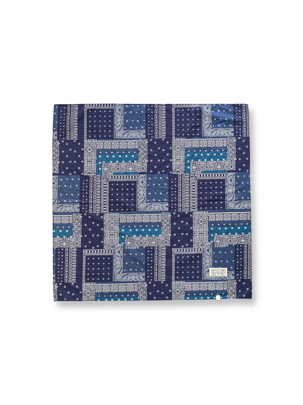 製品画像
「ペイズリー柄バイカラースカーフの全体展示図。レッドとブルーの2色展開、クラシックなペイズリー柄がヴィンテージ感を引き立て、実用性とファッション性を兼ね備えたデザイン。」

詳細画像
「ペイズリー柄のディテール特写。100%コットン素材が肌触りの良さを提供し、吸汗性にも優れた快適な着用感。」
