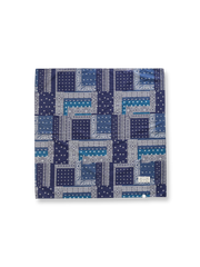 製品画像
「ペイズリー柄バイカラースカーフの全体展示図。レッドとブルーの2色展開、クラシックなペイズリー柄がヴィンテージ感を引き立て、実用性とファッション性を兼ね備えたデザイン。」

詳細画像
「ペイズリー柄のディテール特写。100%コットン素材が肌触りの良さを提供し、吸汗性にも優れた快適な着用感。」
