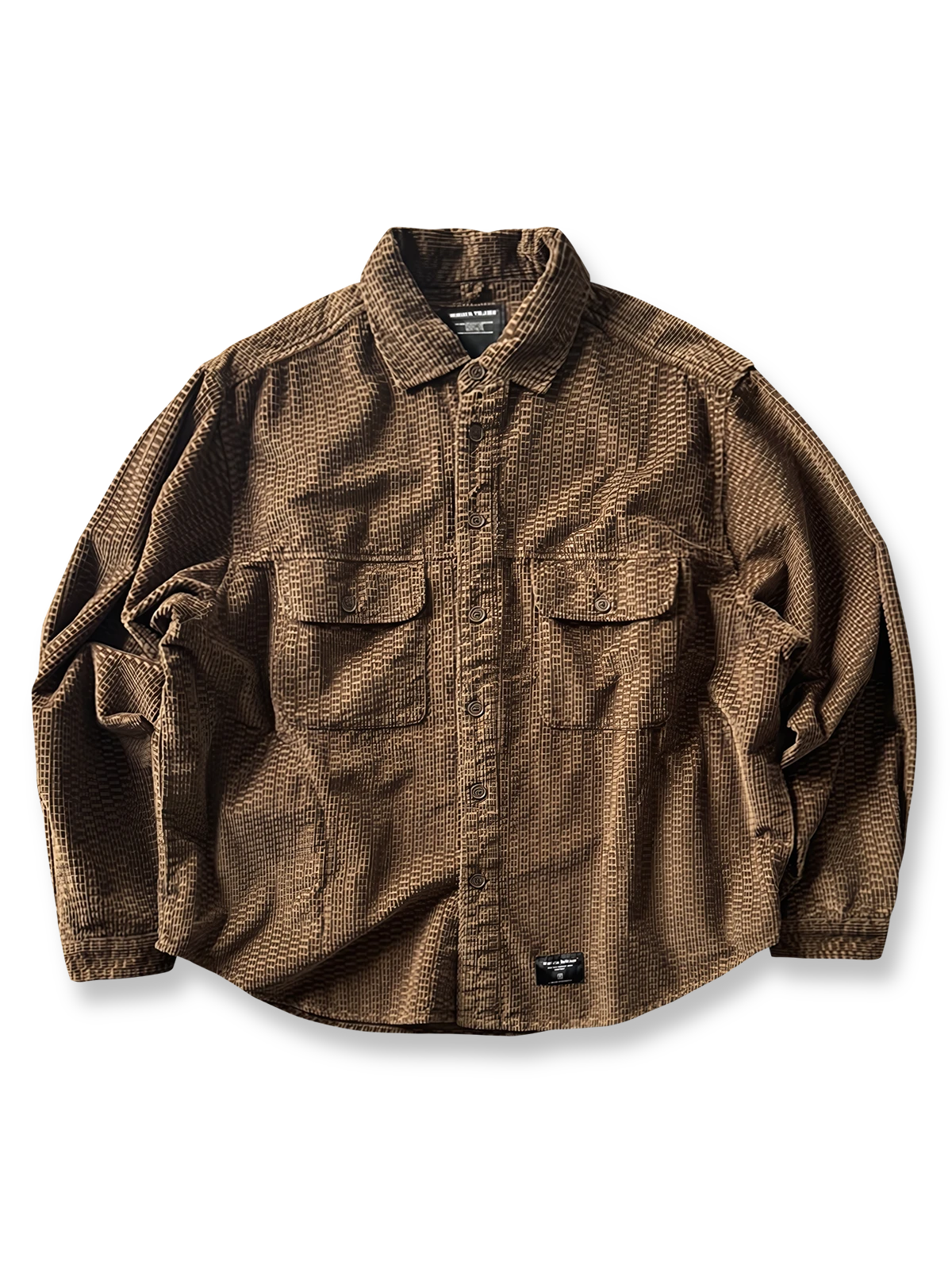 製品画像
「コーデュロイウォッシュ加工ヴィンテージ長袖シャツ全体の展示図。ウォッシュ加工によるヴィンテージ感とコーデュロイ素材が融合し、テクスチャーの美しさが引き立つデザイン。」

詳細画像
「胸元のフラップポケットとウォッシュ加工による質感ディテール特写。コーデュロイ素材が重厚感と柔らかさを兼ね備え、ヴィンテージ感を強調。」
