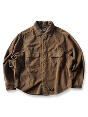 製品画像
「コーデュロイウォッシュ加工ヴィンテージ長袖シャツ全体の展示図。ウォッシュ加工によるヴィンテージ感とコーデュロイ素材が融合し、テクスチャーの美しさが引き立つデザイン。」

詳細画像
「胸元のフラップポケットとウォッシュ加工による質感ディテール特写。コーデュロイ素材が重厚感と柔らかさを兼ね備え、ヴィンテージ感を強調。」
