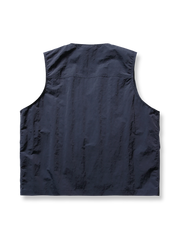 製品画像
「多機能メッシュパッチワークベストの全体展示図。ナイロン素材とポリエステルメッシュパッチワークデザインが融合し、アウトドア愛好者に最適な軽量で実用的なベスト。」

詳細画像
「胸元のフラップポケットとメッシュパッチワーク部分のディテール特写。通気性と耐久性を兼ね備えたポケットデザインが特徴。」
