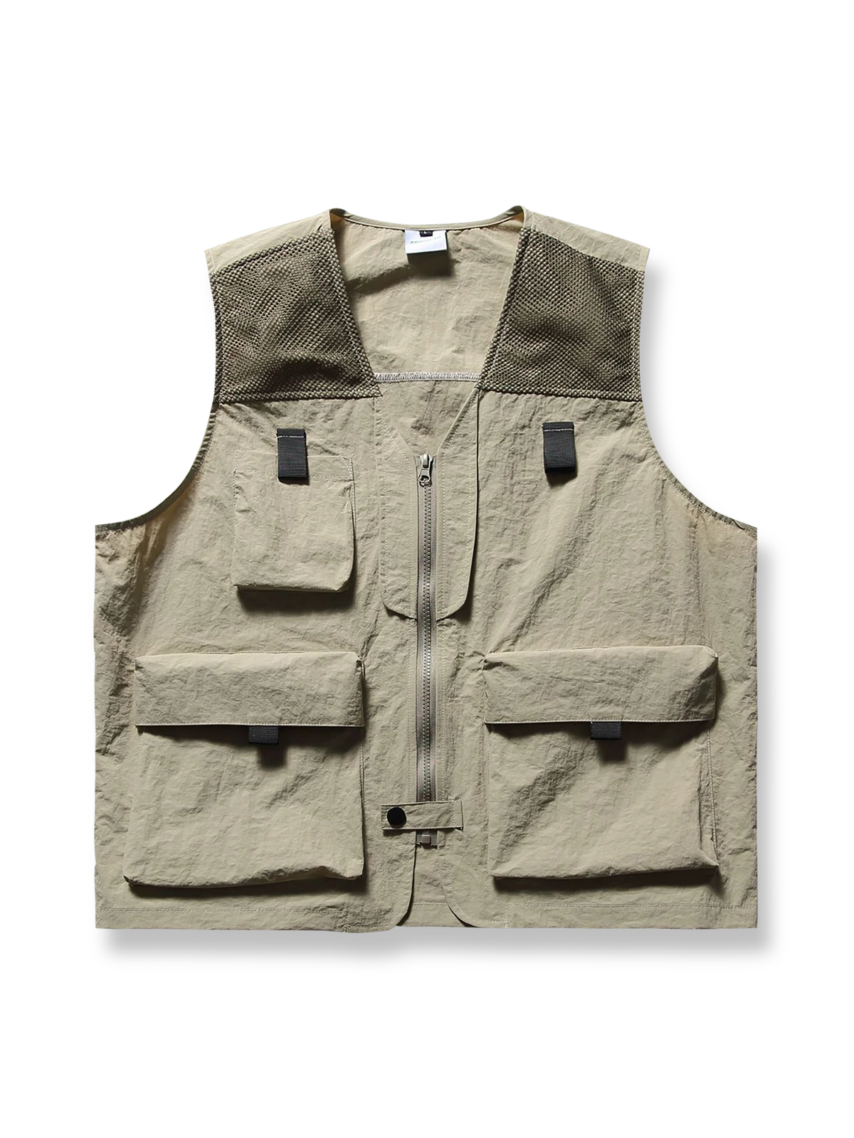 製品画像
「多機能メッシュパッチワークベストの全体展示図。ナイロン素材とポリエステルメッシュパッチワークデザインが融合し、アウトドア愛好者に最適な軽量で実用的なベスト。」

詳細画像
「胸元のフラップポケットとメッシュパッチワーク部分のディテール特写。通気性と耐久性を兼ね備えたポケットデザインが特徴。」
