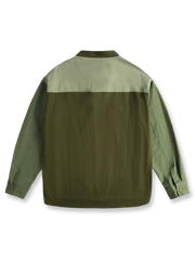 製品画像
カラーブロックデザインと小さなスタンドカラーが融合したワークシャツ、クラシックなワークウェアスタイルに現代的な感覚を加えたデザイン。柔らかく快適な素材で、1日中着用するのに適しています。

詳細画像
ユニークなカラーブロック要素と多ポケットデザインが特徴のワークシャツ。胸元の2つのカラーブロックポケットと裾の2つの大きなポケットが機能性とレイヤード感を引き立て、収納力も抜群です。小さなスタンドカラーがディテールにアクセントを加えています。
