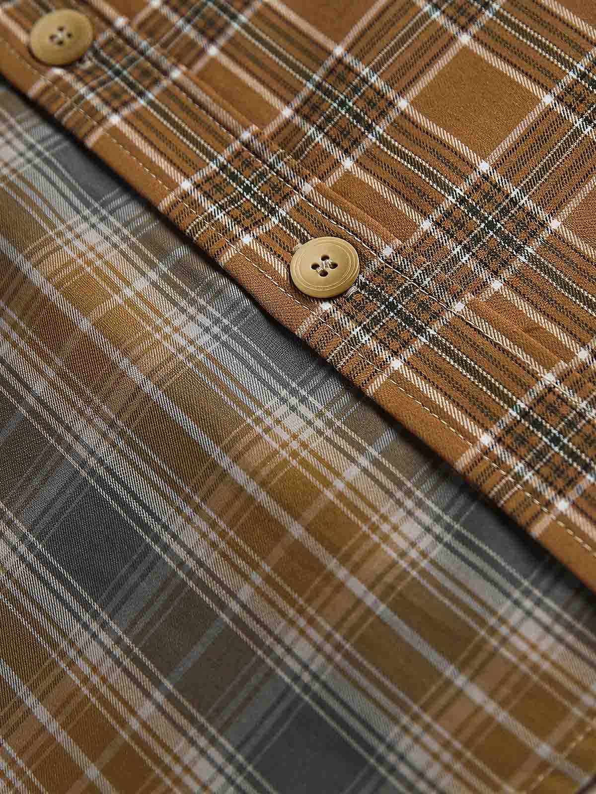 製品画像
アシンメトリーデザインが特徴的なチェック柄パッチワークシャツ。定番のチェック柄にユニークなデザインが加わり、個性的でスタイリッシュな印象を与えます。ルーズフィットで快適な着心地、レトロなストリートスタイルにもぴったり。

詳細画像
チェック柄とアシンメトリーデザインが組み合わさったパッチワークシャツ。フロントポケットは実用性とデザイン性を兼ね備え、細部のボタンディテールが高級感を演出。中厚の生地感が、季節に合わせた快適さを提供します。