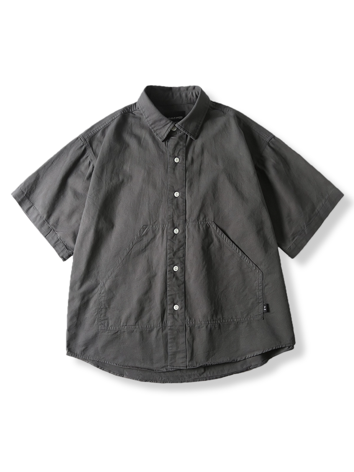 製品画像: ダイアゴナルポケット付き半袖シャツ正面図