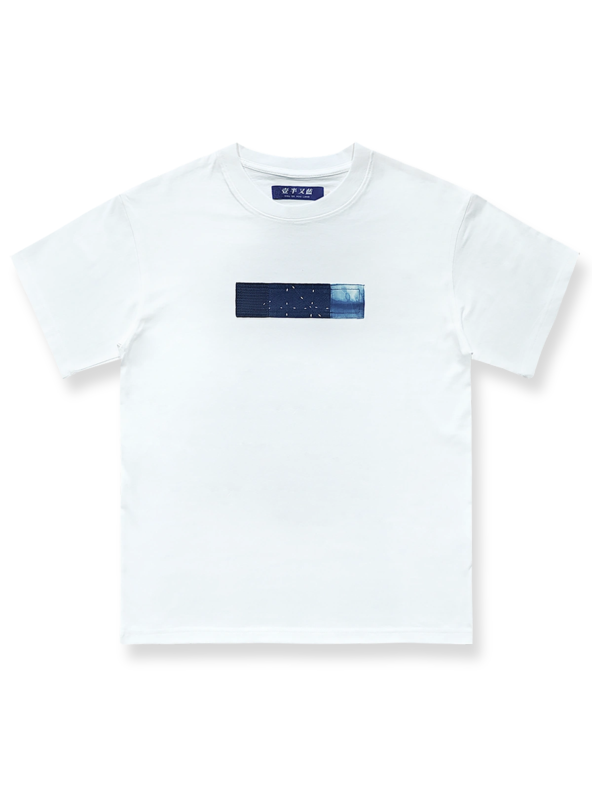 製品画像: 白色の半袖Tシャツの正面画像、胸元に幾何学パッチ付き