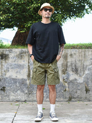 ヴィンテージ加工マルチポケットショーツを着用したモデル