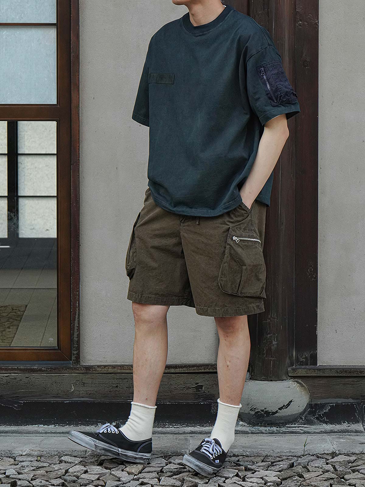  ハンドメイド植物染めフライト半袖Tシャツを着用したモデルの画像」