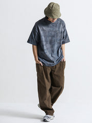 ハンドメイドグレーアイスダイTシャツを着用したモデルの画像