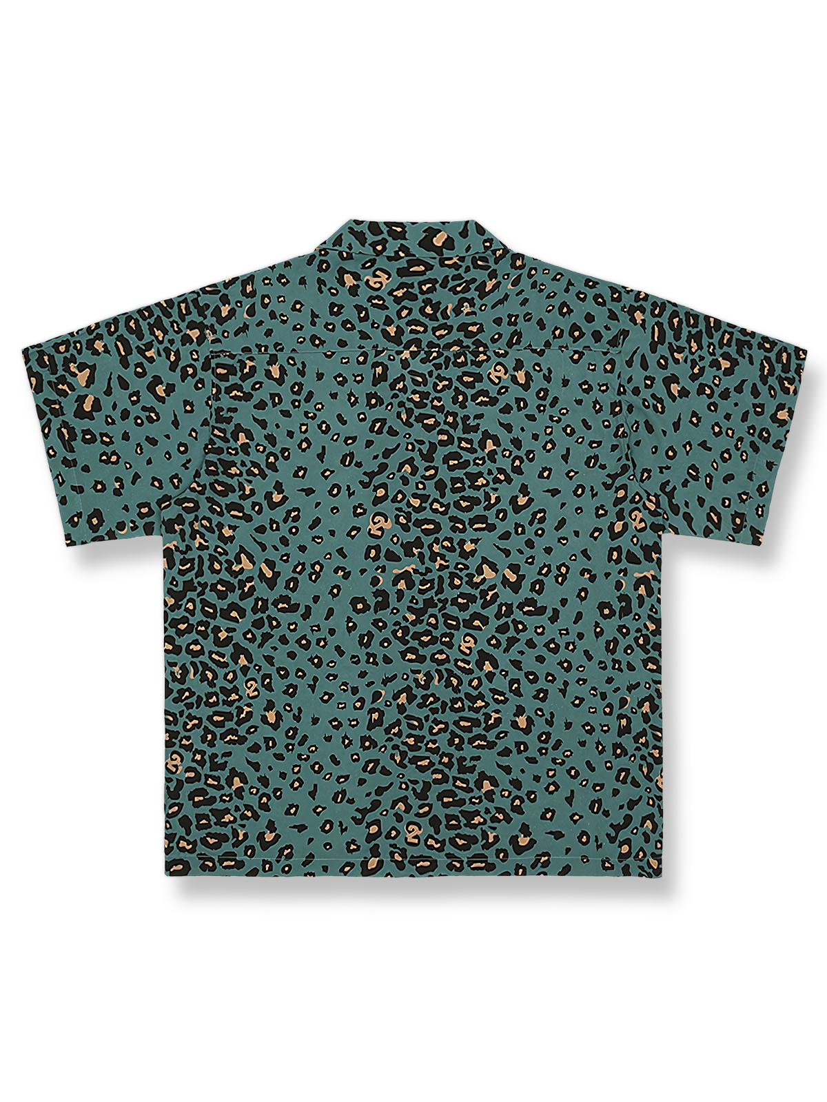 モデルが着用したクラシックレオパード半袖シャツの展示画像。