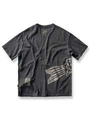  300グラムのコットンを使用したバティック鯉プリントTシャツの正面展示図。