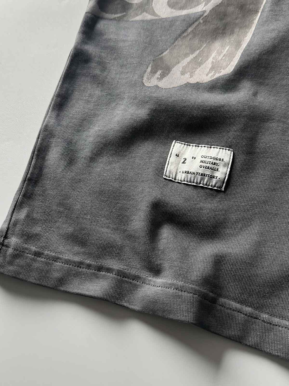 バティック鯉プリントTシャツのディテール、鯉のプリントと細やかなステッチを表示。