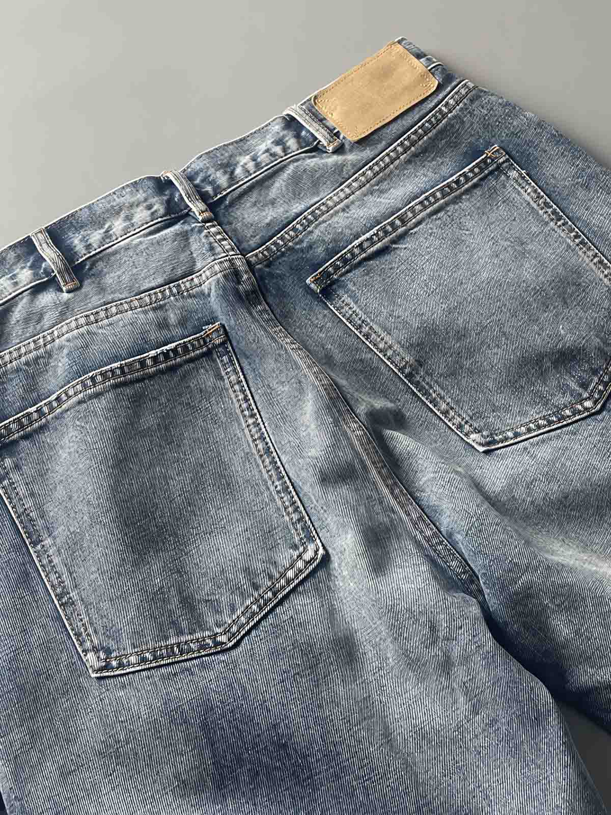 ダメージ加工デニムパンツのダメージディテール。