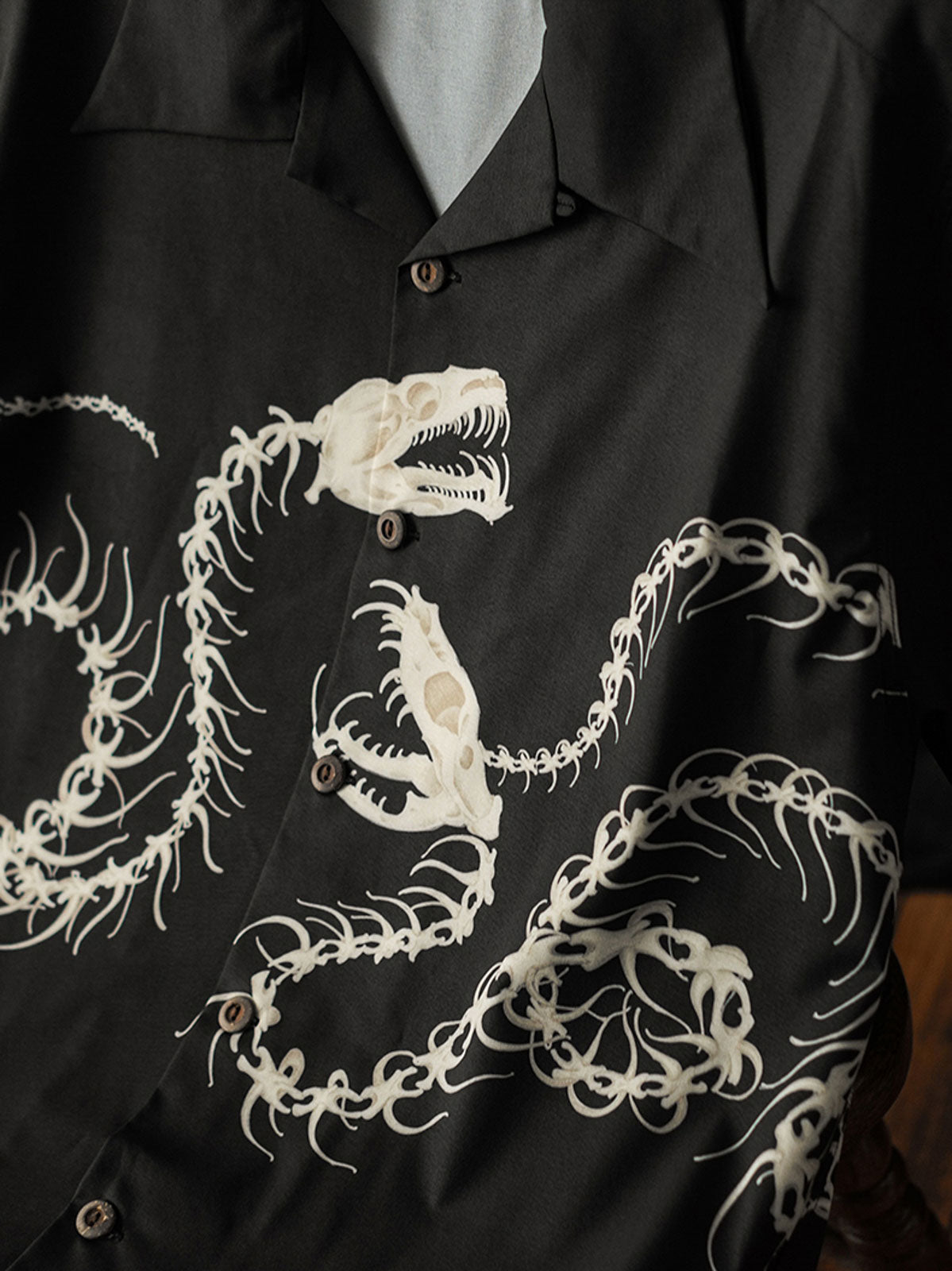 スネークボーン手描きパターンとシャツのディテール。