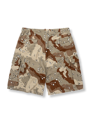 デザートカモフラージュワークショーツの正面図、独特なカモフラージュプリントと大きなポケットデザインを示す