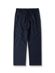 製品画像: カジュアルパンツ全体像、ドローストリングとルーズフィットデザインを示す。