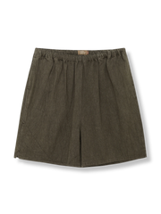 タイダイ染めのトレーニングショーツ全体、タイダイ効果とキャンバス質感を示す。