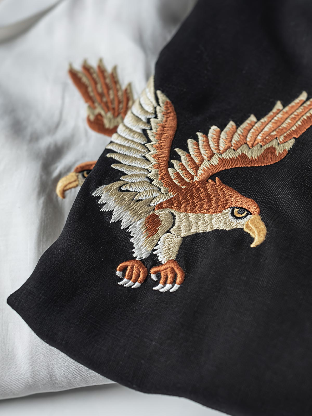 詳細画像: シャツのディテール、鷲の刺繍と背中のデザインの精緻なディテールを表示。