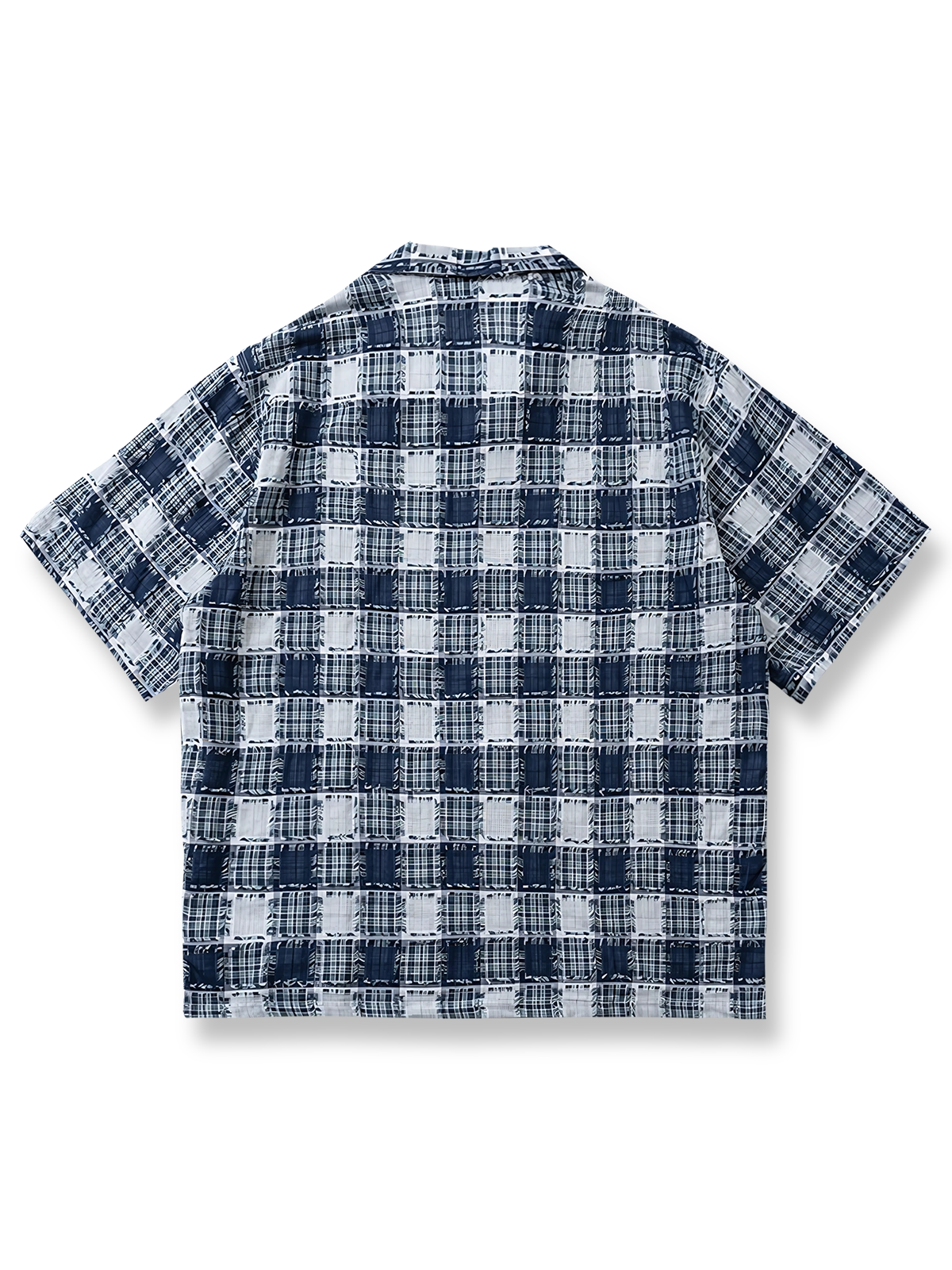 フリンジ付きチェックシャツ全体展示、クラシックなブルーとホワイトのチェック柄とフリンジのディテールを示す。