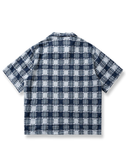 フリンジ付きチェックシャツ全体展示、クラシックなブルーとホワイトのチェック柄とフリンジのディテールを示す。